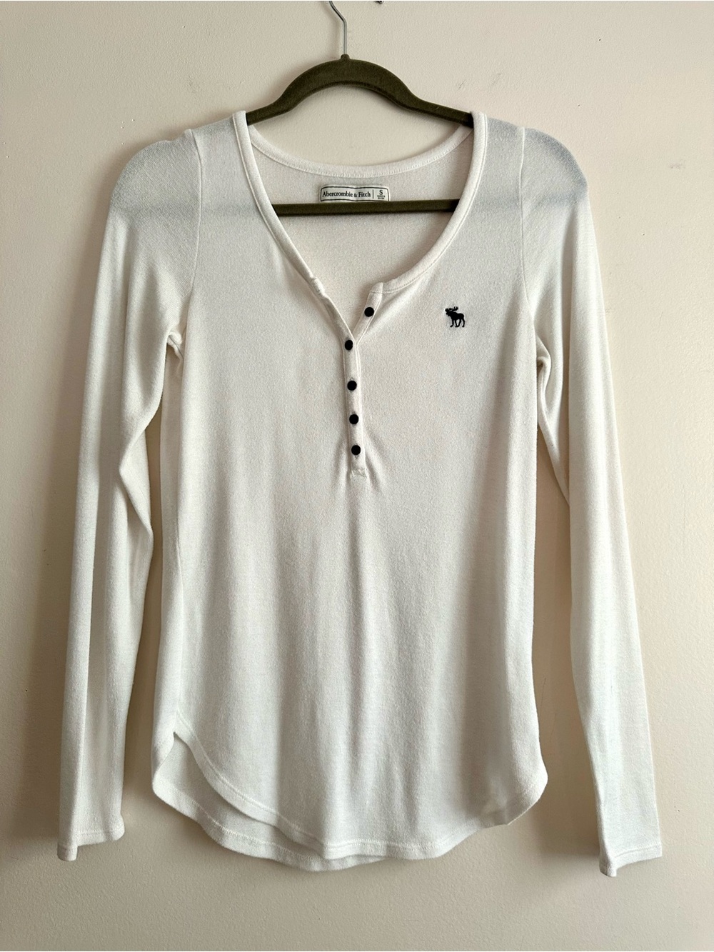 A&F • Y2K Style Classic Cream Logo Henley